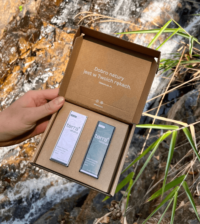 Zestaw terra alkaline i minerals na tle natury